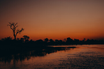 Stimmungsvolle Atmosph&auml;re nach Sonnenuntergang auf dem Kwando (Caprivi, Namibia)