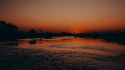 Stimmungsvolle Atmosphäre nach Sonnenuntergang auf dem Kwando (Caprivi, Namibia)