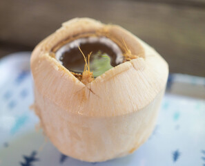 穴の空いたココナッツの実