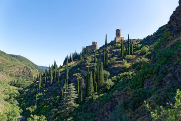 Vue sur les châteaux cathares en ruines de Lastours depuis l'Aude en Occitanie