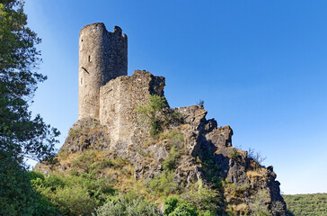 Fototapeta na wymiar Vue sur les châteaux cathares en ruines de Lastours depuis l'Aude en Occitanie