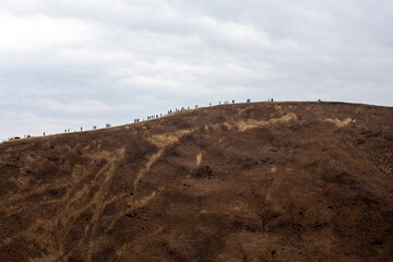 大室山を歩く人々