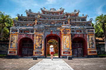 Mujer con sombrero vietnamita paseando por los interiores de la antigua capital imperial de Hue, en...