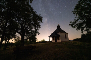 Milchstra&szlig;e Sternenhimmel &uuml;ber Kirche Kapelle Kleine Kalmit im Sternenpark Pf&auml;lzerwald