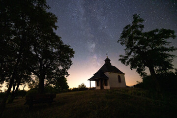 Milchstraße Sternenhimmel über Kirche Kapelle Kleine Kalmit im Sternenpark Pfälzerwald