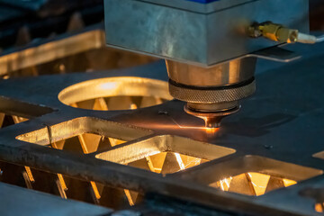 The fiber laser cutting machine cutting  machine cut the metal plate.