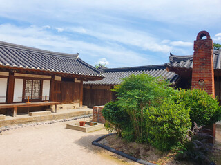 한국 경주의 최부자 고택의 기와집과 마당 모습