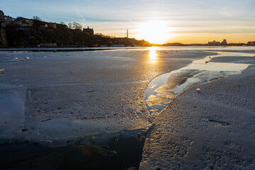 Baia Ghiacciata di Stoccolma al tramonto. Ghiaccio,freddo, è il paesaggio della Norvegia
