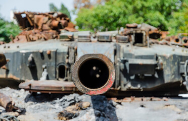 Fototapeta na wymiar Russian tank gun. The tank was captured by Ukrainian forces in southern Ukraine and shown in Odessa on August 24, 2022.