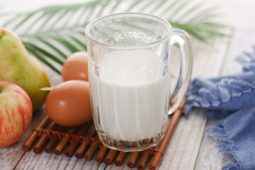 Obraz na płótnie Canvas glass of milk and fresh fruit on table 