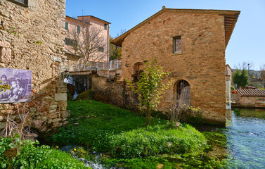 Fototapeta na wymiar houses in the medieval village of rasiglia, umbria, italy