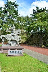 福井城跡 結城秀康像