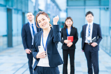 女性を中心としたビジネスチーム 