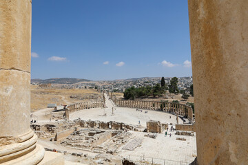 Obraz premium view of oval plaza from zeus temple in Jerash