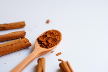 白背景のシナモンとシナモンパウダー