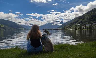 Mit dem Hund am See entspannen.