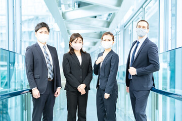 マスクを装着したビジネスチーム 