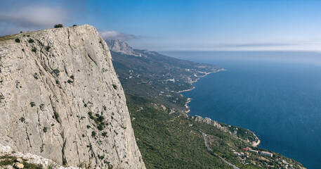 Obraz premium Panoramic view of Foros kant of Ai-Petry plateau at Black sea coast background in Crimean peninsula