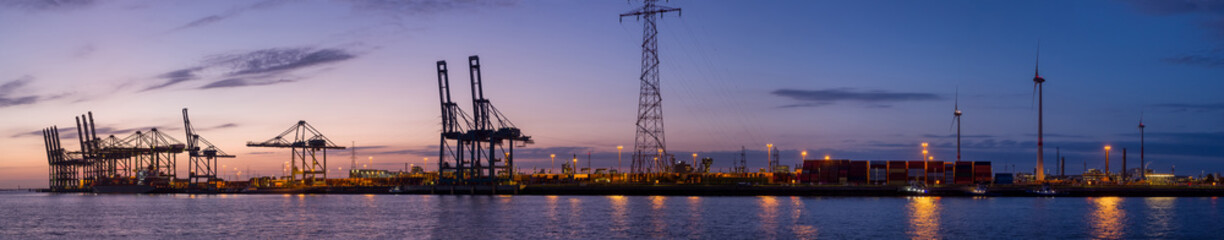 Kerncentrale Antwerpen bij zonsondergang