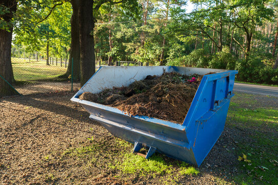 Ein Schuttcontainer an einem Friedhof in dem pflanzliche Abf&auml;lle gesammelt werden 