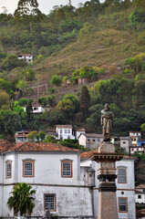 Cidade de Ouro Preto dos caçadores de ouro nos anos da colônia com a praça com um monumento - obrazy, fototapety, plakaty