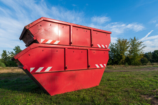 Rote Schuttcontainer ineinander gestapelt