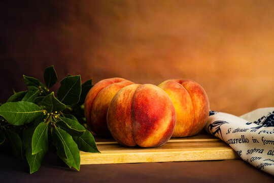 persche,frutta,still life,sfondo marrone,maturo,