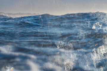 Abstrat Ocean surface wiht lens flare background