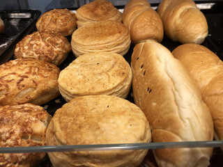 Scones with sesame seeds and rolls in a black casserole dish