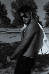 Hombre modelo joven sin camiseta en blanco y negro