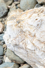 様々な形や模様の川の石