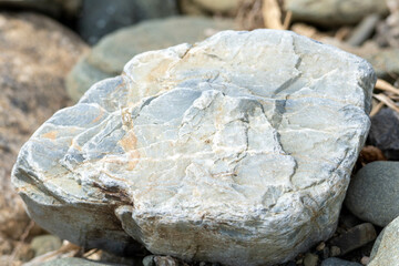 様々な形や模様の川の石