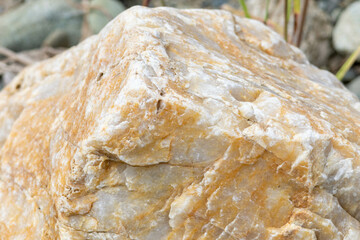 様々な形や模様の川の石