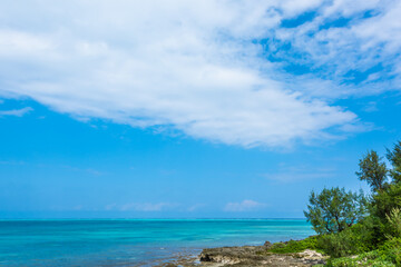 沖縄県の宮古島伊良部島の美しい海と空