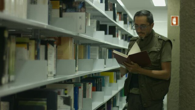 Hombre Moreno lee en biblioteca