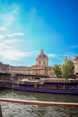 Catedral parisina desde el Sena