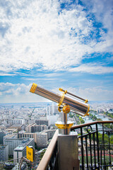 Fototapeta na wymiar Telescopio con vistas a Paris