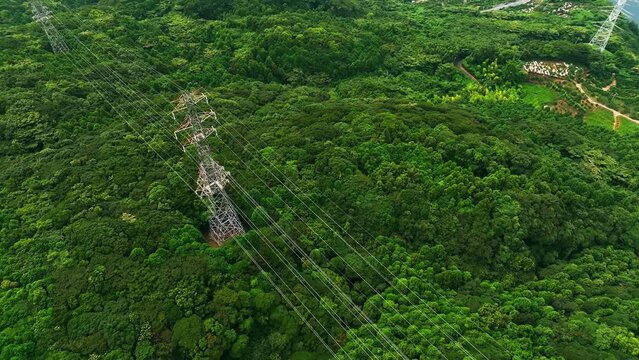 山に並ぶ送電塔　空撮