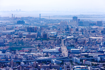 高層ビルの上から見える大阪の街並み