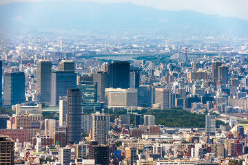 Fototapeta na wymiar 高層ビルの上から見える大阪の街並み