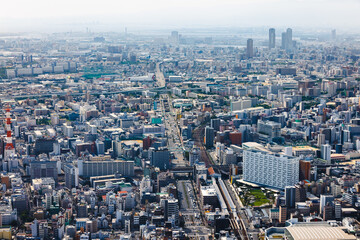 Obraz premium 高層ビルの上から見える大阪の街並み