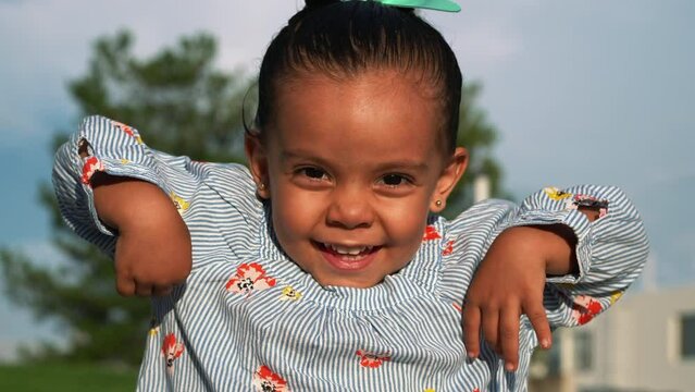 Ni&ntilde;a morena latina mexicana hermosa posando para retrato en un parque al exterior en un hermoso d&iacute;a soleado