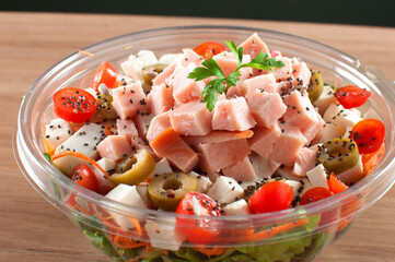 Alimentação saudável de salada com legumes e carne defumada de presentuto cortado próximo a cubos