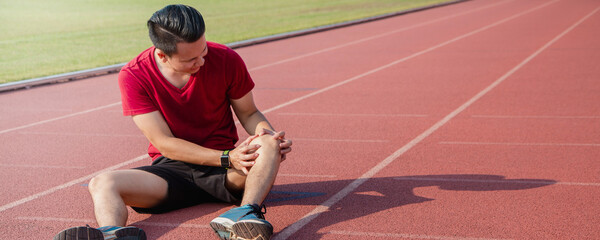 Asian athletes sport man resting on running track with knee injury after exercising.Concept of people hard work with sport activity. - 531349175