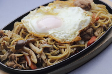 焼きそばの真ん中に目玉焼き 斜め