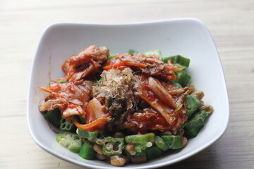 オクラと納豆の和え物にキムチと鰹節