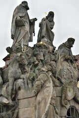 マタの聖ヨハネ像とヴァロフの聖フェリックス像と聖イワン像