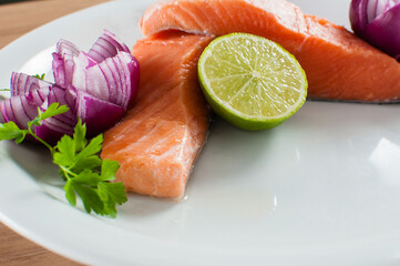 ornamento de um prato saud&aacute;vel a base de peixe salm&atilde;o com lim&atilde;o e cebola roxa na composi&ccedil;&atilde;o da fotografia