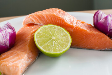ornamento de um prato saudável a base de peixe salmão com limão e cebola roxa na composição da fotografia