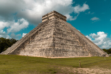 Fototapeta na wymiar Magnificent central pyramid of chichen itza, riviera maya